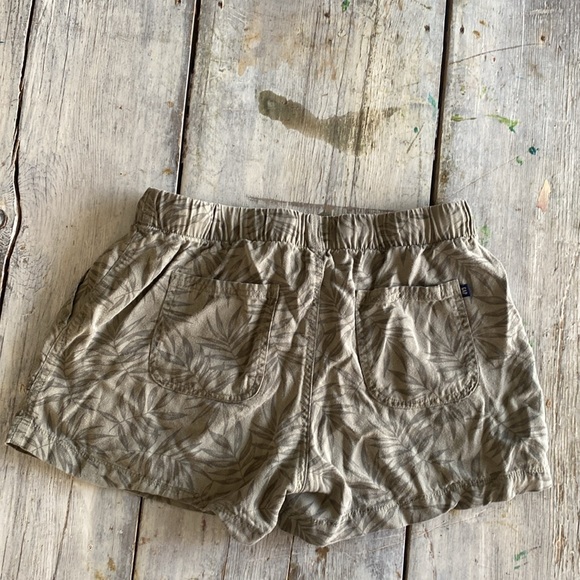 GAP small floral drawstring shorts with two pockets and green leaves. - Picture 3 of 7